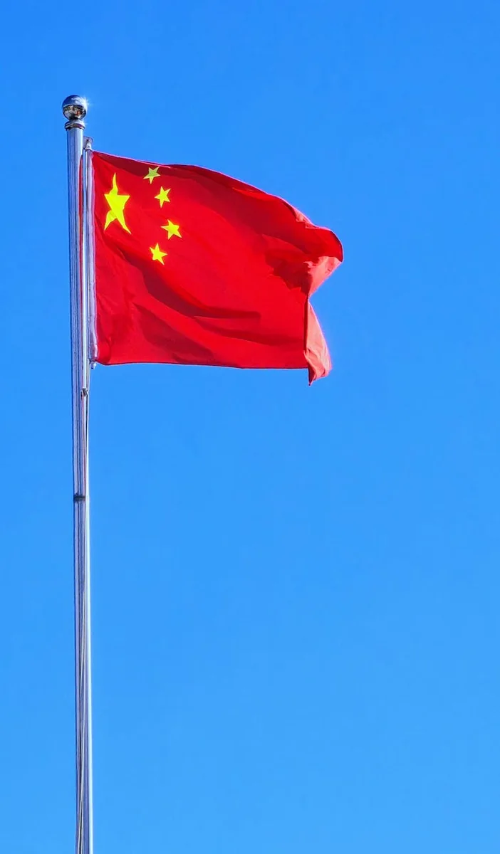 hero主视觉与2至3张内容图片展示资料整理流程和归档场景，让用户直观看到服务产出形式，而非装饰性图片。
